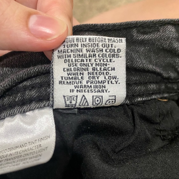 ☀️Wallflower distressed black cuffed jean shorts size 3 - Picture 4 of 9